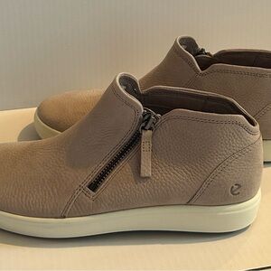 Ecco Women’s Nubuck Zip Bootie
